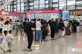 人间至味是团圆|记者青岛北站街采：70多岁阿姨回家看望101岁老母亲图片