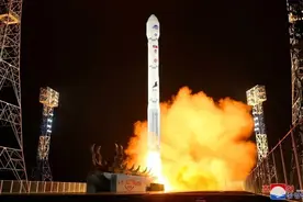 朝鲜：卫星上天核潜艇下水为今年最大成果图片