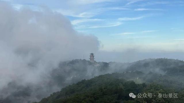 泰山雨霁：云雾织仙境，霞光染群峰，这泼墨山水里藏着夏日最治愈的奔赴