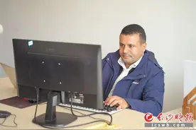 也门青年阿布入职山河智能，为“长沙造”工程机械开拓中东市场，并已在长沙安家｜低成本创业 高品质生活图片