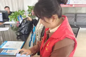 浏阳市官渡镇多举措推进“湘易办”APP推广使用工作图片
