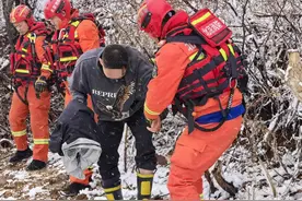雪天三人出行赏雪景被困，密云消防安全转移被困者图片