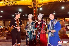 非遗贺新春｜年味拉满！国际友人欢聚张家界72奇楼“美食长桌宴” 浓浓团结情图片