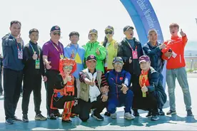 第十二届全运会民族赛马项目新疆队一队员夺冠图片