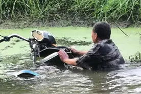 江苏沛县七旬老人骑电动三轮车翻进河塘 热心群众冒雨施救图片