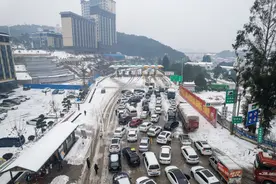 特写：冰雪回家路图片
