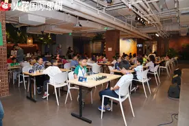 火花国际象棋线下等级赛在京举行，吸引近百名小棋手参与对弈图片