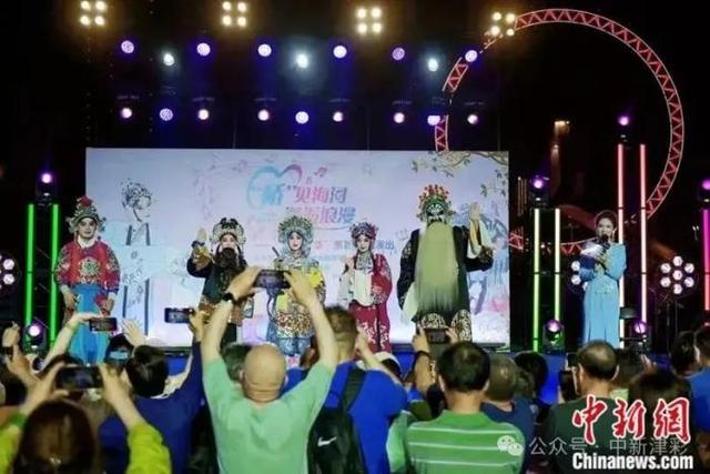 人这一辈子，一定要来天津听一场桥边音乐会！
