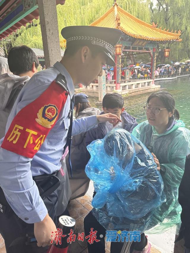 历下公安“文化喊话”对月吟诵 中秋国庆守护泉城平安有序