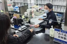 首批二代身份证陆续期满？上海公安推出办证“夜间专场”延长服务至晚上8点图片