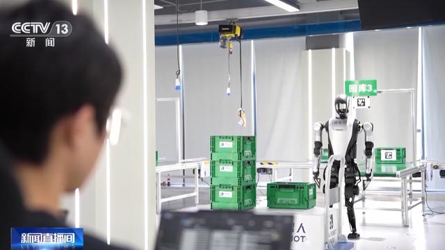 机器人如何自主料箱搬运？带你探访人形机器人仿真训练场