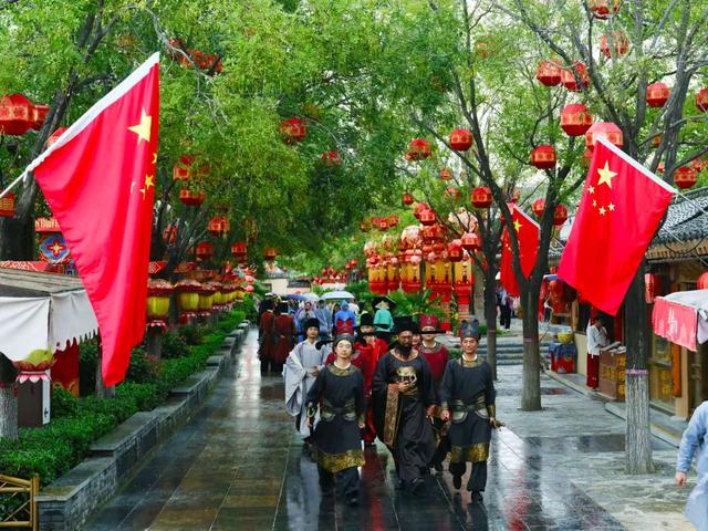 秋雨添韵味 游客兴致浓 清明上河园国庆假期别样热闹
