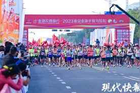 万名跑友相聚，2023淮安金湖半程马拉松开跑图片