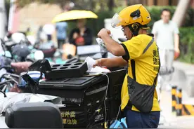 与时间赛跑的骑手 谁来守护他们的劳动权益？全国人大代表建议修订《劳动合同法》｜两会圆桌会图片