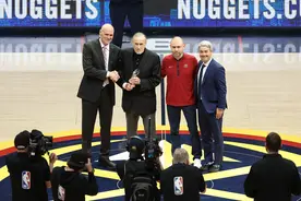 父子传承！掘金新帅大卫-阿德尔曼是名帅里克-阿德尔曼的儿子图片