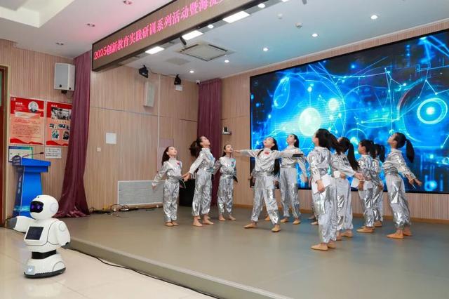 AI重构“育人为本”新课堂！海淀积极探索数字化教育新路径