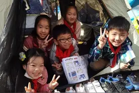 享受自由读书的时光，小学校园里搭起“帐篷书房”图片
