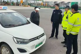 淮南一古稀老人开“老头乐”跑出租，居然还溜上了高速公路图片