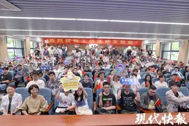 “欢迎回家！学姐，我们也想‘上天’！”东南大学学子迎接王浩泽凯旋图片