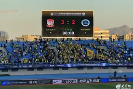 中超青岛双雄昨日完成保级关键战 西海岸3-2逆转深圳 海牛再遭争议判罚图片