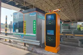 切实提升群众出行满意度！枣庄高速入口处广泛使用自动发卡机图片