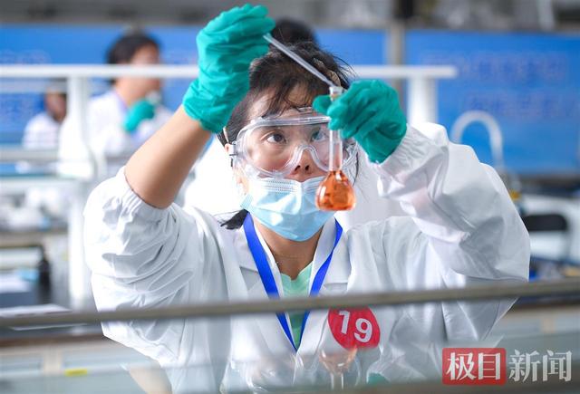 组图|60双专注眼神“探寻真实数据”，湖北化学检验员决赛燃动江城