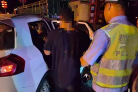 货车司机夜间开车突发疾病 民警及时救助图片