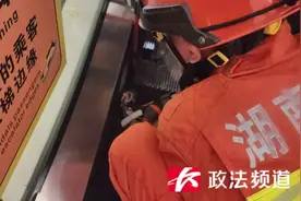 因为这个动作，5岁男孩的脚被扶梯死死卡住！家长注意图片
