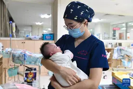 新生儿科里的护士“妈妈”图片