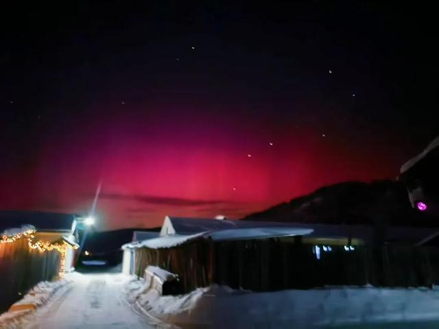 “中国最冷小镇”呼中现极光美景 游客踏雪追光 刷爆朋友圈