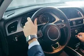 手动挡打火时，要不要踩离合？老司机：不明白的话会伤车！图片