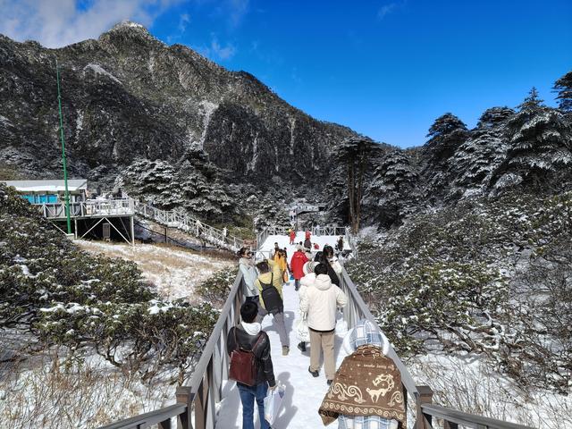 大理苍山：冬日首场降雪引客来