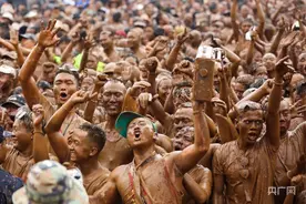 云南沧源：万人共度“摸你黑”狂欢节图片