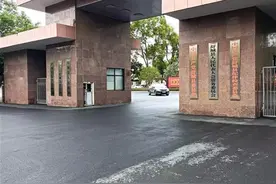 实探“随便进”的安徽舒城县政府大院：外卖小哥和官员同堂吃饭，办公秩序未受影响图片