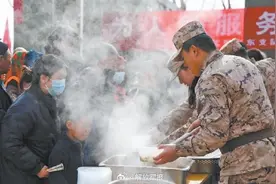 长大后成为你！玉树地震获救少年成为救灾子弟兵图片