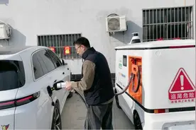 行走的汽车“充电宝”来了！手机操作能召唤，还能无人驾驶图片