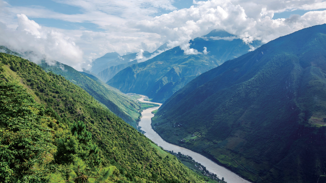 云新闻·滇地宝藏⑦丨一半山水一半城，走进怒江穿城而过的州府小城