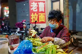 记者走基层｜一元四串！邯郸“炸串奶奶”火出圈图片