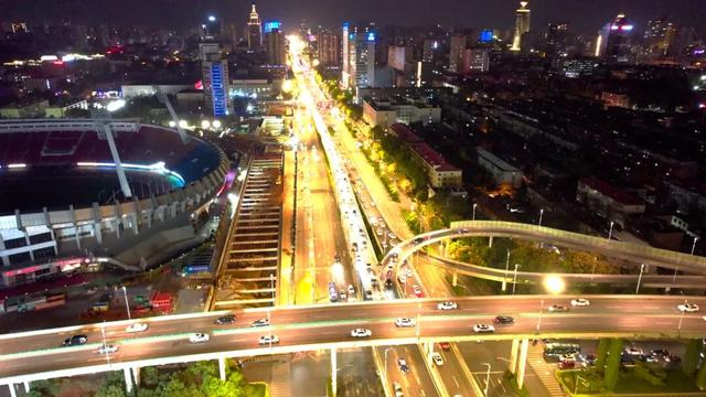 后来我走过了很多路，再没见过经十路那样的路