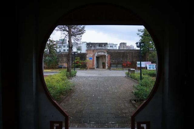 龙华，一座“围城”