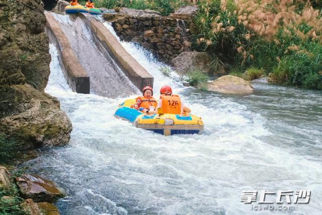 组图 |  西瓜泡溪水、水枪激战！宁乡天龙峡解锁40℃高温下的“瀑布冰镇”模式