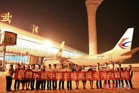 每周三班！东航武汉至河内首航图片