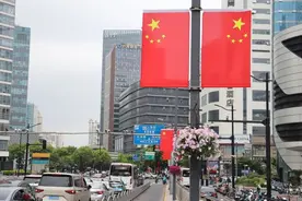 “中国红”闪耀街头！“五一”前夕静安景观布置致敬劳动者图片