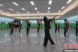 一所中学舞蹈排练室里的美育图片