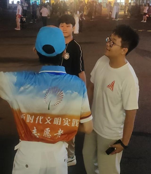 外国人在啤酒节｜“最大挑战是高峰时段，但很享受这种挑战！”国际志愿者首次亮相啤酒节
