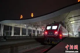 “00后”火车司机春运首秀勇挑大梁图片