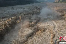 黄河壶口瀑布现水岸齐平景观图片