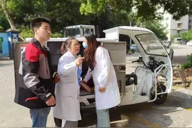 派件途中救助晕厥大学生，两位快递小哥好样的！图片