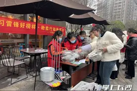 学雷锋日，“雷小锋”们走上街头摆起了爱心摊图片