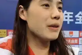 果然视频|张雨霏夺50米自由泳冠军，赛后与现场观众热情互动图片